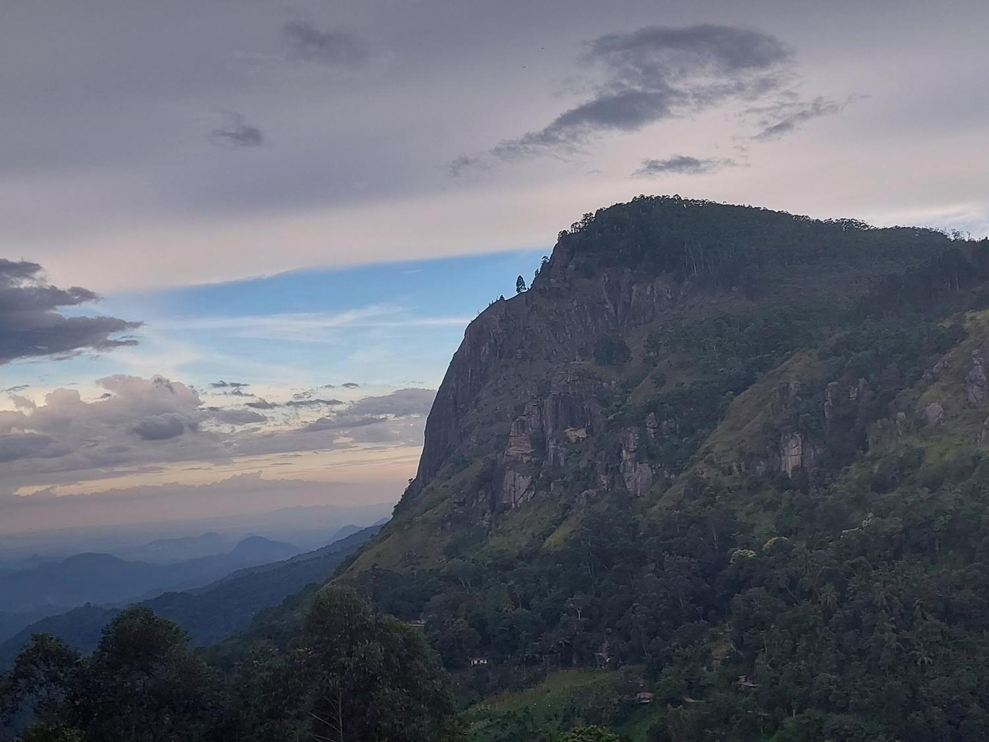 Meditation Monastery Stay 埃拉 外观 照片